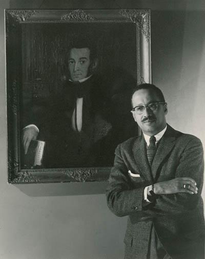 霍华德·德格拉斯·阿斯伯里站在以赛亚·乔治·德格拉斯的肖像旁